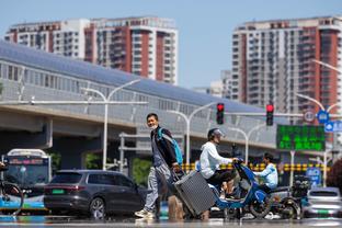 迪萨西本场数据：2次解围，10次丢失球权，并列全场最低6.3分